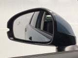 走行中に斜め後方の車両を検知し、ドアミラーにマークを表示。ウインカー操作時は点滅と警報音で注意を促す機能です。