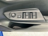 運転席のスイッチで全てのウィンドウの開閉操作を行うことができます。ロックボタンをONにしておくと、運転席以外のウィンドウは作動しないのでお子様を乗せているときなども安心ですね♪