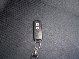 スマートキーはバックに入れたままでドアを開けたり、エンジンをかけたりできて、一度使うと手放せなくなるほど便利です。2個付きです。