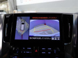 パノラミックビューモニター付きです。車両を上から見たような映像をディスプレイオーディオ画面に表示。運転席からの目視だけでは見にくい、車両周辺の状況をリアルタイムでしっかり確認できます。