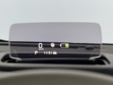 運転席前方に速度やシフト位置などを表示するヘッドアップディスプレイを搭載!視線移動を減らし、安全で快適なドライブをサポートする装備です。