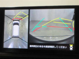 パノラミックビューモニター付きです。車両を上から見たような映像をディスプレイオーディオ画面に表示。運転席からの目視だけでは見にくい、車両周辺の状況をリアルタイムでしっかり確認できます。