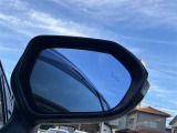 隣車線を走る車両をレーダーで検知し、ドアミラーでは確認しにくい後側方エリアに存在する車両に加え、急接近してくる車両も検知します。車両を検知するとドアミラーに搭載されたLEDインジケーターが点灯します。