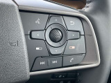 【ステアリングスイッチ】運転中に手元から視線を外すことなく、チャンネルや選曲の切り替えが安全に行えます。