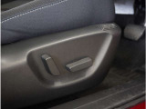 【パワーシート】電動で座面を前後上下に動かすことができます。簡単に運転しても疲れにくい姿勢に調整できます。