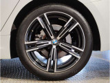 BMW純正アルミホイールです。納車時にはアルミホイールコーティングも承っております!是非ご検討下さいませ。