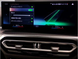 【ⅰドライブナビゲーション】文字情報も鮮明に表示する高解像度カラーディスプレイを採用。視認性に優れた地図デザインと特徴的な建造物を目印にした描写表示で現在位置を把握できます。地図データの更新も可能です