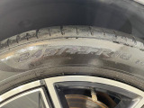 純正18インチアルミホイール。フロントは245/45R18
