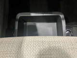 助手席の下にはトレーが付いていますので外部からも見られたくないものも収納出来ます。