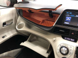 充実の小物入れを完備。ついつい貯めがちな小物をスッキリ収納できますね。