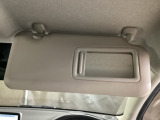 サンバイザー裏にはバニティミラー付きです。