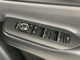 格納式リモコンドアミラーと、パワーウィンドウマスタースイッチです。車内の換気も運転席から簡単に行えます。