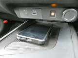 スマホを置くだけで充電してくる置くだけ充電機能が付いております。