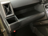 助手席側にもグローブボックスと上部に小型のボックスティッシュ等がおけるスペースもあります☆