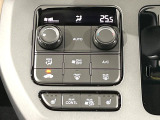 【オートエアコン】一度お好みの温度に設定すれば、車内の温度を検知し風量や温度を自動で調整。暑い&hellip;寒い&hellip;と何度もスイッチ操作をする必要はありません。快適な車内空間には必須の機能ですね♪