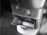 ◆センターロアボックス◆インパネ中央の下部には、ごみ箱としても使用する事ができるセンターロアボックスを装備しております。