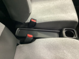 運転席からも助手席からも自由に使えるドリンクホルダー付。【センターロングコンソールトレー】ちょっとした小物を置くのに便利です。