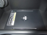 ワイヤレス充電器がついています。対応スマートフォンを置くだけで充電が可能です。