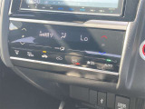 オートエアコンで車内快適♪ご希望の温度に設定すれば風向きや風量を自動で調整してくれますよ!