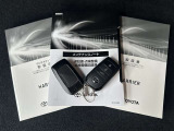 メンテナンスノート、取扱説明書ですね。 車の情報が凝縮されています。 車の整備記録が記載されている大事な物ですよ。