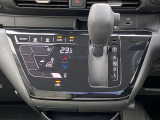 オートエアコン搭載車です。風量を自動で調節します。
