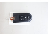 手荷物が多いときでも、スマートキーをバッグやポケットに携帯していれば、キーを取り出すことなくドアの解錠・施錠ができます。