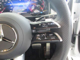 ハンドルスイッチ(右)は、運転中に手を離さず安全に操作できます。マルチファンクションディスプレイを操作します。