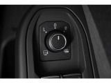 狭い場所も苦になりません。電動格納ドアミラー装備。電動格納ドアミラードアミラー調整スイッチ