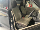 運転席、助手席です。座面も広くゆったりと座れてアームレストも付いているので重宝します。