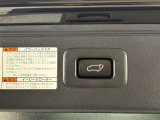 両手が荷物で塞がっている時にはコレ!パワーバックドアで開閉ラクラクです。バックドアに手が届かない時も、リモコンで開閉の操作が可能です。もちろん、荷物もたっぷり積めます。