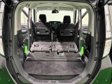 後席シートの背もたれを倒すと広大な荷室空間が実現できます