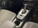 シンプルでとても使いやすいフロアシフトに、パーキングブレーキは、電子制御パーキングブレーキです。