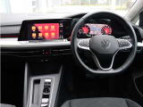 操作性に優れた運転席まわり。機能的で使いやすいコックピットデザインです。