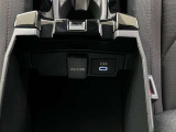 アクセサリーソケットや、携帯の充電などに便利な充電用USBポート(USB Type-C)を装備!車内にあると便利なアイテムのひとつですね