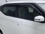 【サイドバイザー】雨の日も気にせず換気ができます。雨の日の喫煙時が非常に便利です。