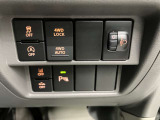 【運転席インパネスイッチ】安全装置関係のスイッチも操作しやすい位置に配置されています。