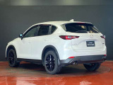 CX-5のリヤビューは、洗練された都会的なデザインとSUVらしい力強さが融合しています。特にシグネチャーのLEDランプが印象的で、塊感のあるボディと相まって、後ろ姿からも高い質感と躍動感を感じさせます。