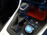 【CVT】無段変速機という意味です。 オートマミッションの中でも、ギヤによる変速をしないので、その分燃費が上がり経済的☆