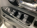 ハンドルの右側に電動格納付きパワーミラーの操作スイッチがついています。左右のサイドミラーの角度調節も微調整ができて便利です。パワーウインドウは運転席でドア4枚とも上下の操作ができるようになっています。