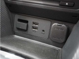 ◆USBチャージャー、12Vの電源ソケット◆使いやすい場所に装備されています。