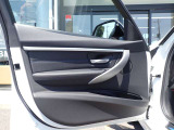 BMW在庫保有台数常時100台以上!ご来店の際はBMW本店(厚木市下荻野140-1)にご来店ください!弊社自慢の全天候型ショールーム!BMW在庫保有台数常時100台以上ございます!