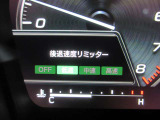 リバース時には、アクセルの踏み具合にかかわらず、速度を一定にする後退速度リミッターが付いております。シフトミス時に急なバックをしないようにする安全機能です。オフにすることも出来ます。