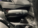 【パドルシフト】ハンドルの裏側に配置されたレバー(パドル)を操作してAT車でMT車のような感覚でギアチェンジを行える機能です。