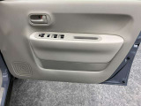 【運転席ドア】収納ポケットがあります。