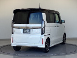 ボディーカラーはプラチナホワイトパール&times;ブラックの2トーンカラーです。