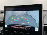 ハンドル操作に連動してガイドラインが変化するバックカメラ搭載。 クルマには構造上たくさんの死角があるのでとても便利な機能です。 あくまでも補助の為の装備なのでバックは目視が大事です