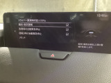 ドライバーモニタリングは、運転者の疲労や眠気を検知し、休憩を促すシステムです。カメラで顔の各部位の変化を検出し、疲労や眠気を推定してディスプレイの表示および警報チャイムで休憩を促します。