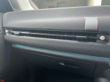 車内を設定温度に保つフルオートエアコンを装備しております。