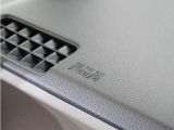 ◆助手席エアバッグ◆SRSエアバッグは、シートベルトだけでは防ぎきれない衝突時の衝撃から乗員を守るための安全装置。衝突時に瞬時に膨らみ、頭部や胸部がダッシュボードに直接衝突するのを防ぎます。