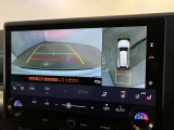 車両を上から見たような映像をディスプレイに表示。狭い道での車両周辺の安全確認を確認できます。